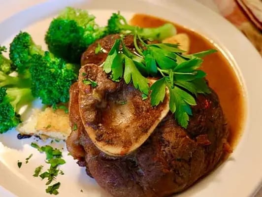 OSSO BUCCO, TOMATES, RATATOUILLE FINE, PERSIL, AGRUMES ET CROUSTILLES D'AIL PAR LE CHEF IAN PERREAULT