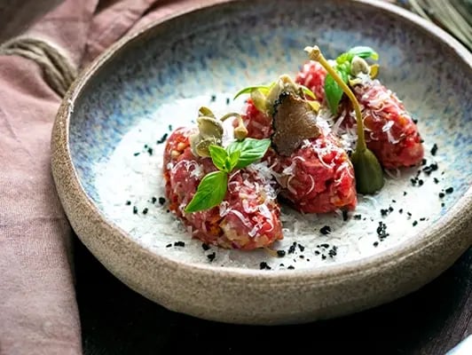 TARTARE DE BŒUF, AIL FRIT, ÉMULSION MOUTARDE JAUNE | Mayrand Entrepôt d'Alimentation