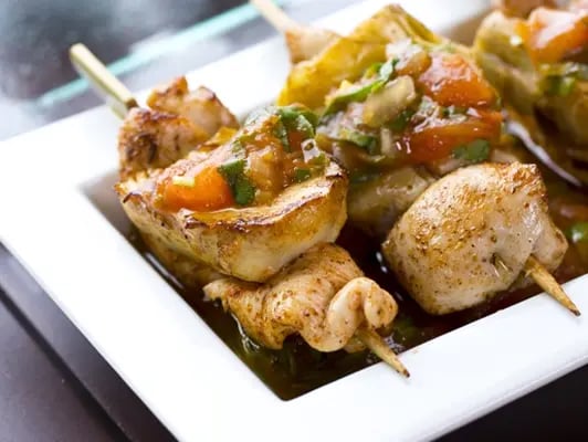 SATAY DE VOLAILLE AU CARI, SALSA DE MANGUE ET TOMATES, ÉCHALOTES FRITES, VINAIGRETTE YOGOURT ET CITRON | Mayrand Entrepôt d'Alimentation