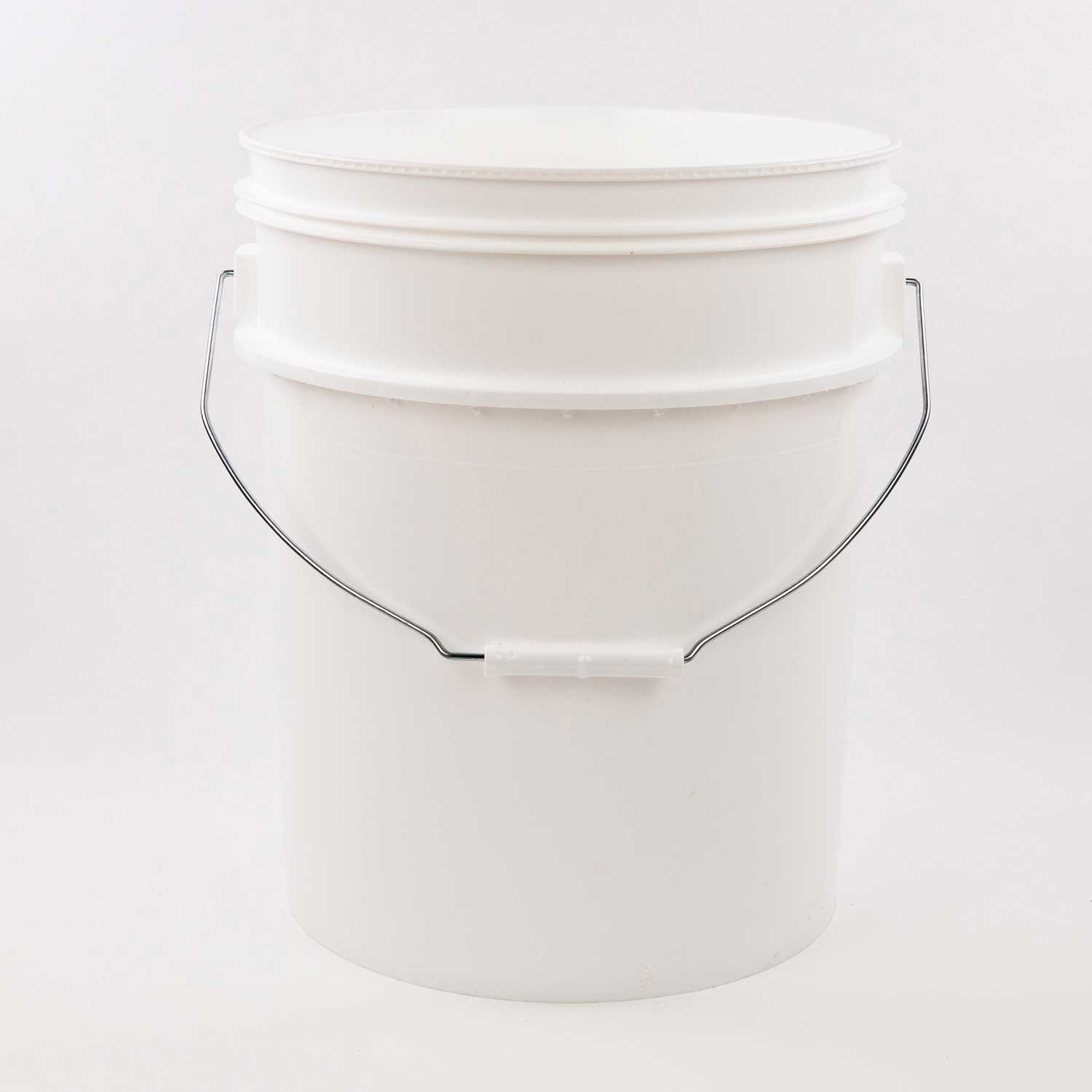White Bucket with Metal Handle 21.5 L